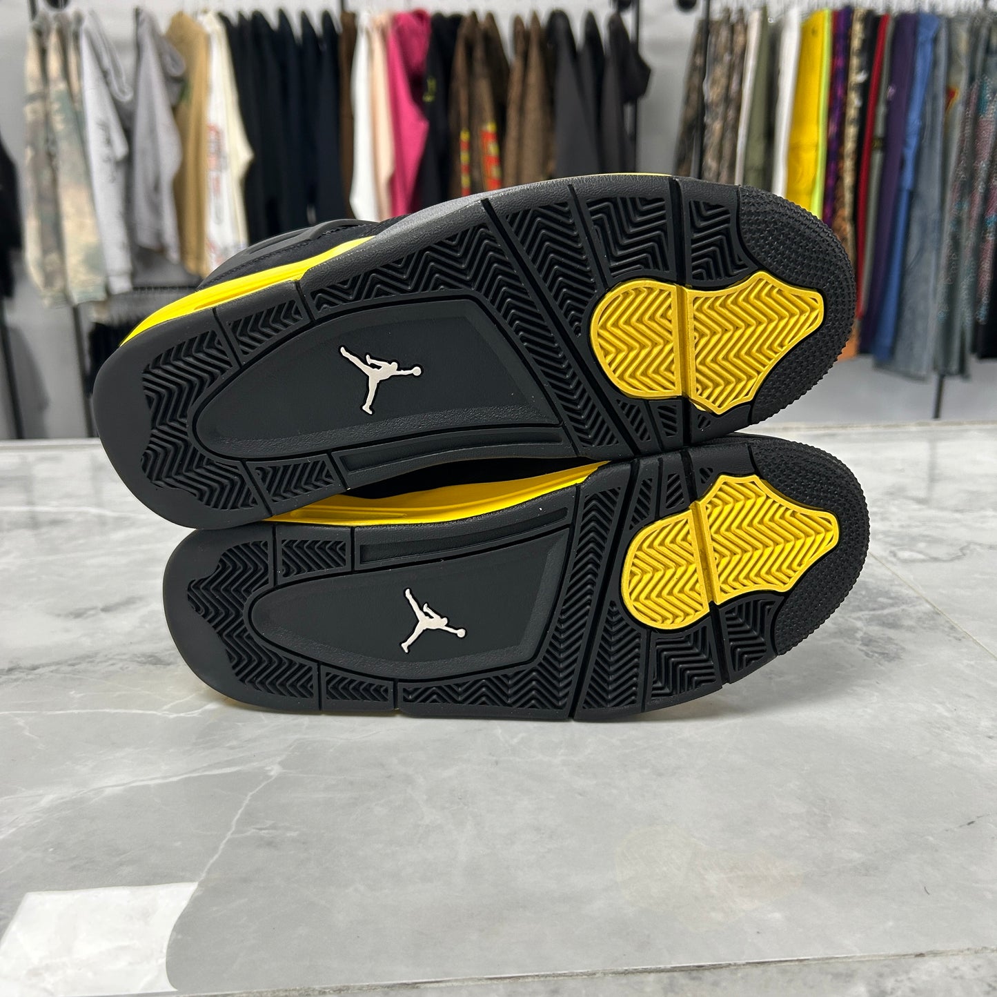 Air Jordan 4 Retro 'Thunder' 2023 (USED NO BOX)