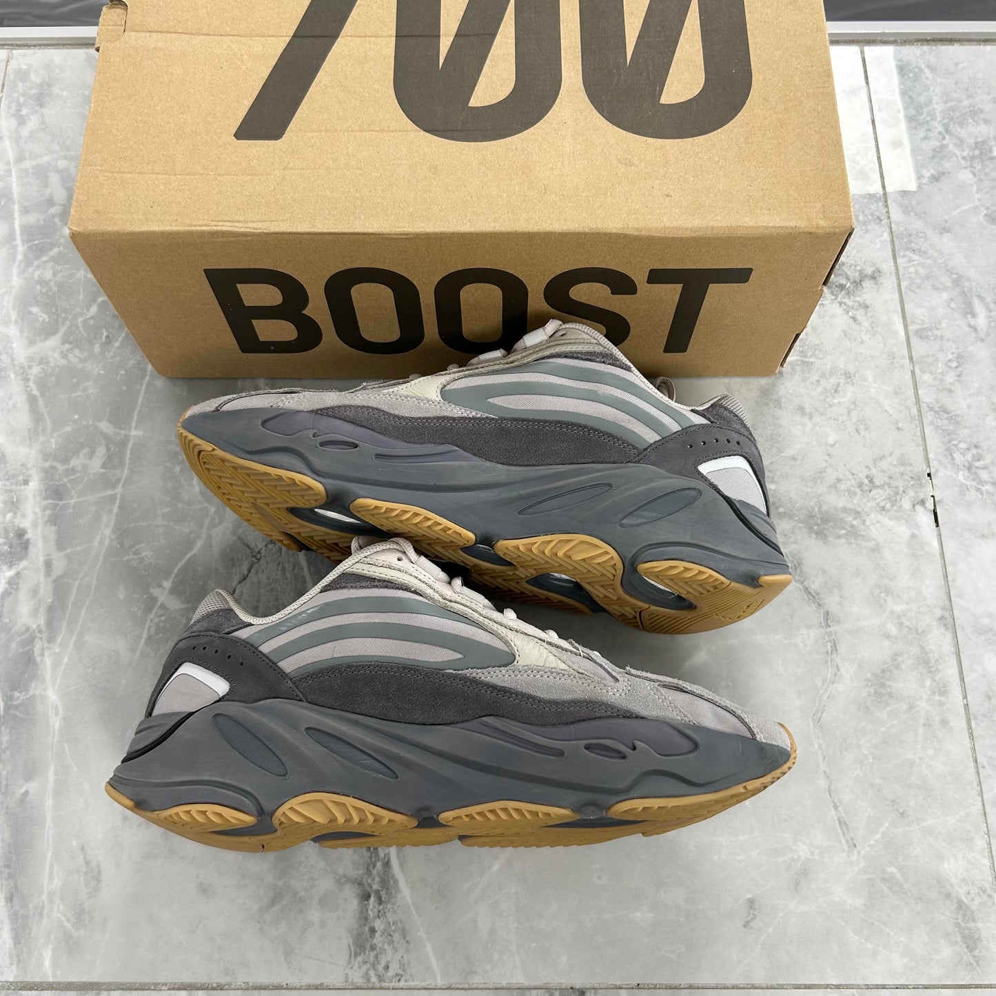 Adidas Yeezy Boost 700 V2
Tephra (USED)