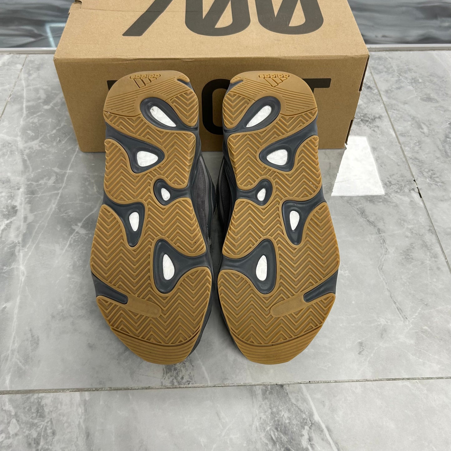 Adidas Yeezy Boost 700 V2
Tephra (USED)