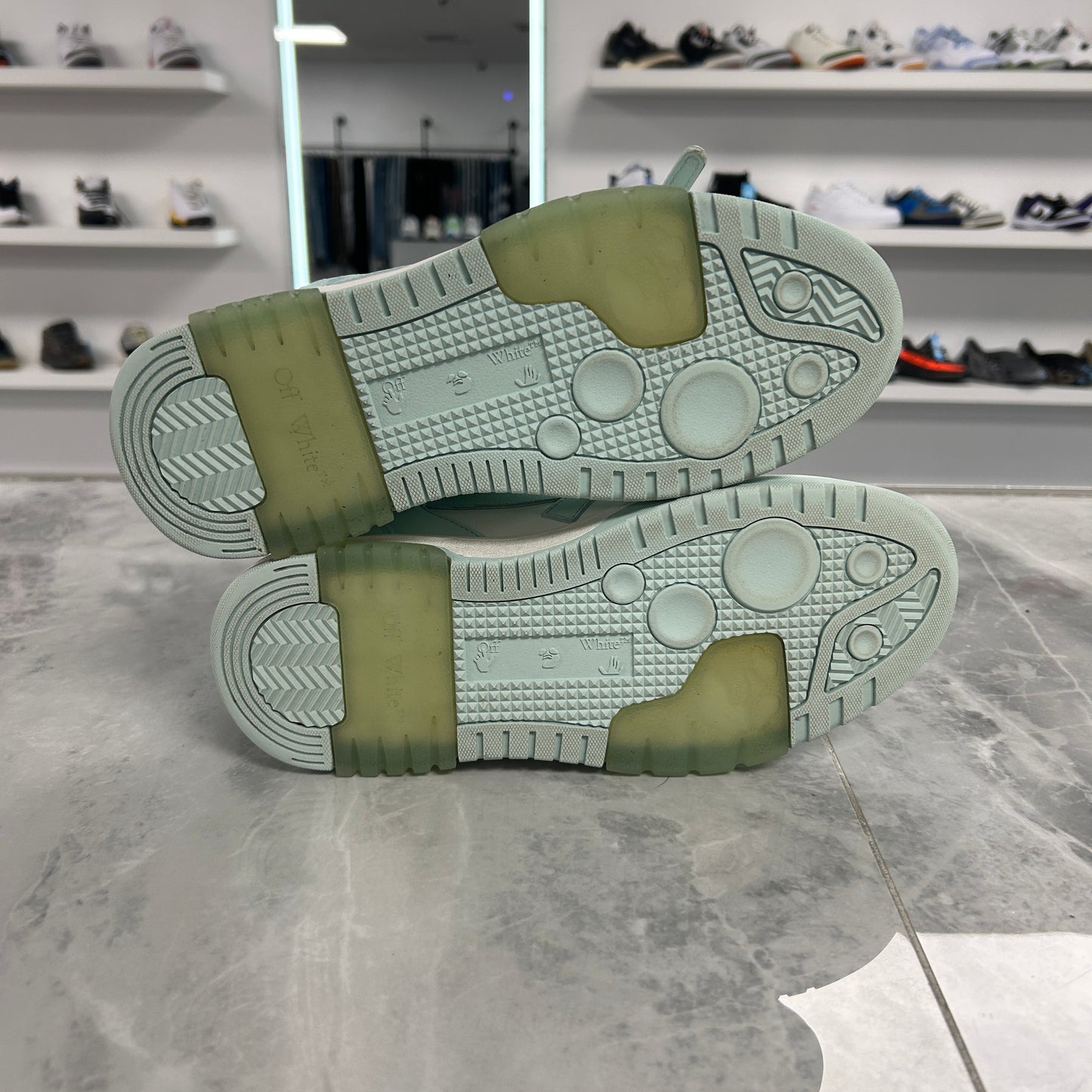 Off-White Out of Office White
Mint (USED NO BOX)