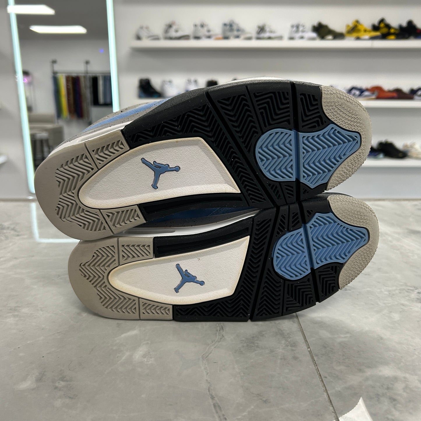 Air Jordan 4 Retro University
Blue (USED NO BOX)