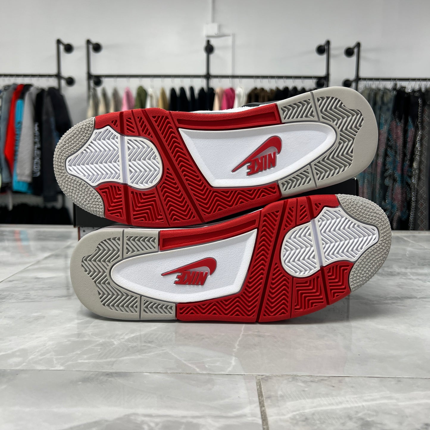 Air Jordan 4 Retro OG Fire Red
2020 (USED)