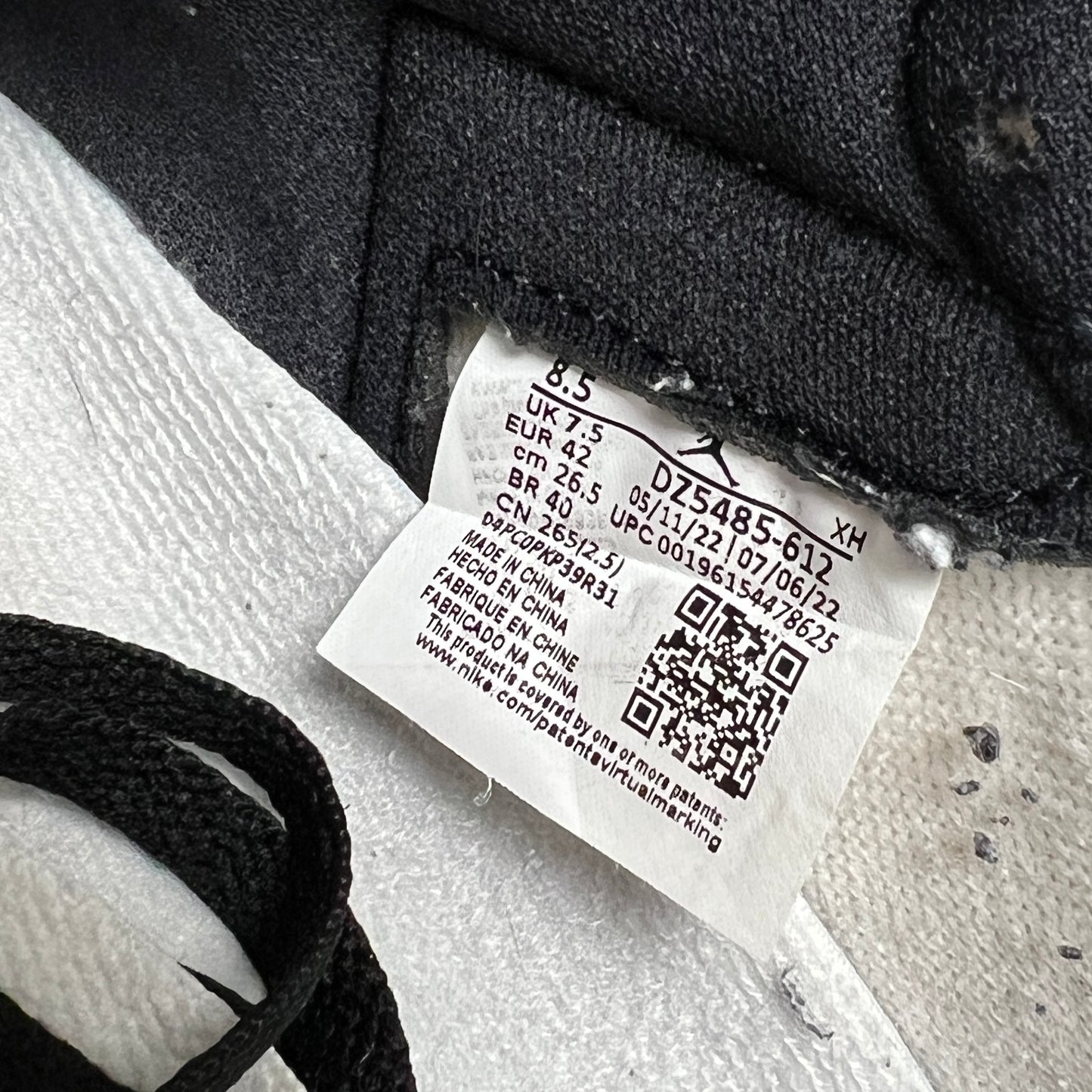 Air Jordan 1 Retro High OG
Chicago Lost & Found (USED)