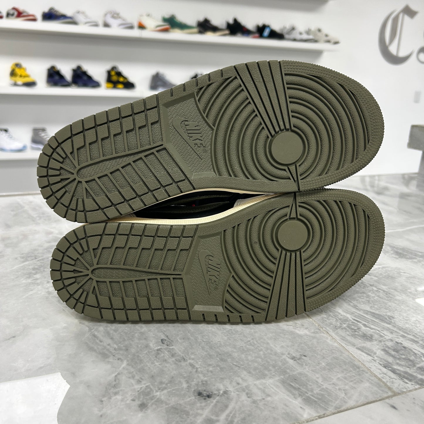 Jordan 1 Retro Low OG SP
Travis Scott Olive (Used)(No Box)