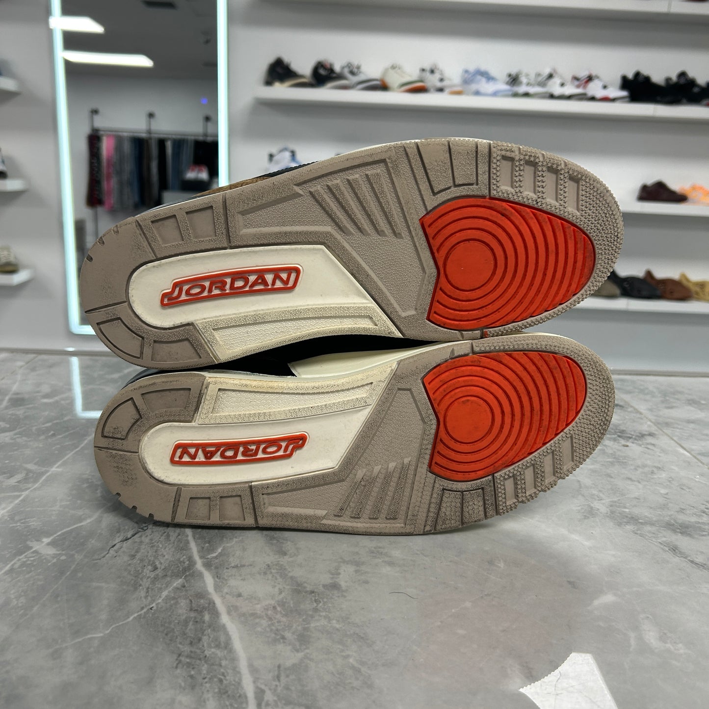 Air Jordan 3 Retro Desert
Elephant (USED NO BOX)