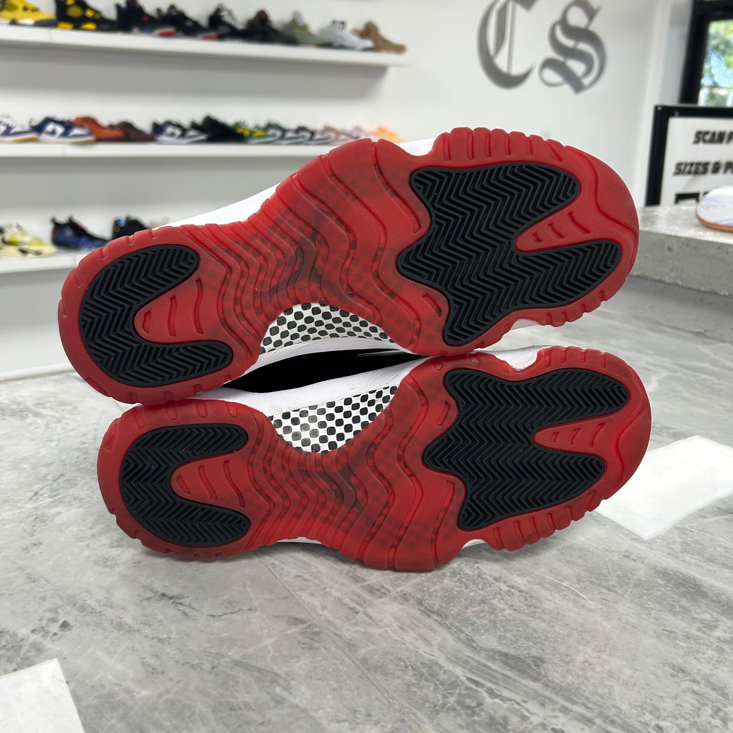 Air Jordan 11 Retro Bred 2019 (USED NO BOX)