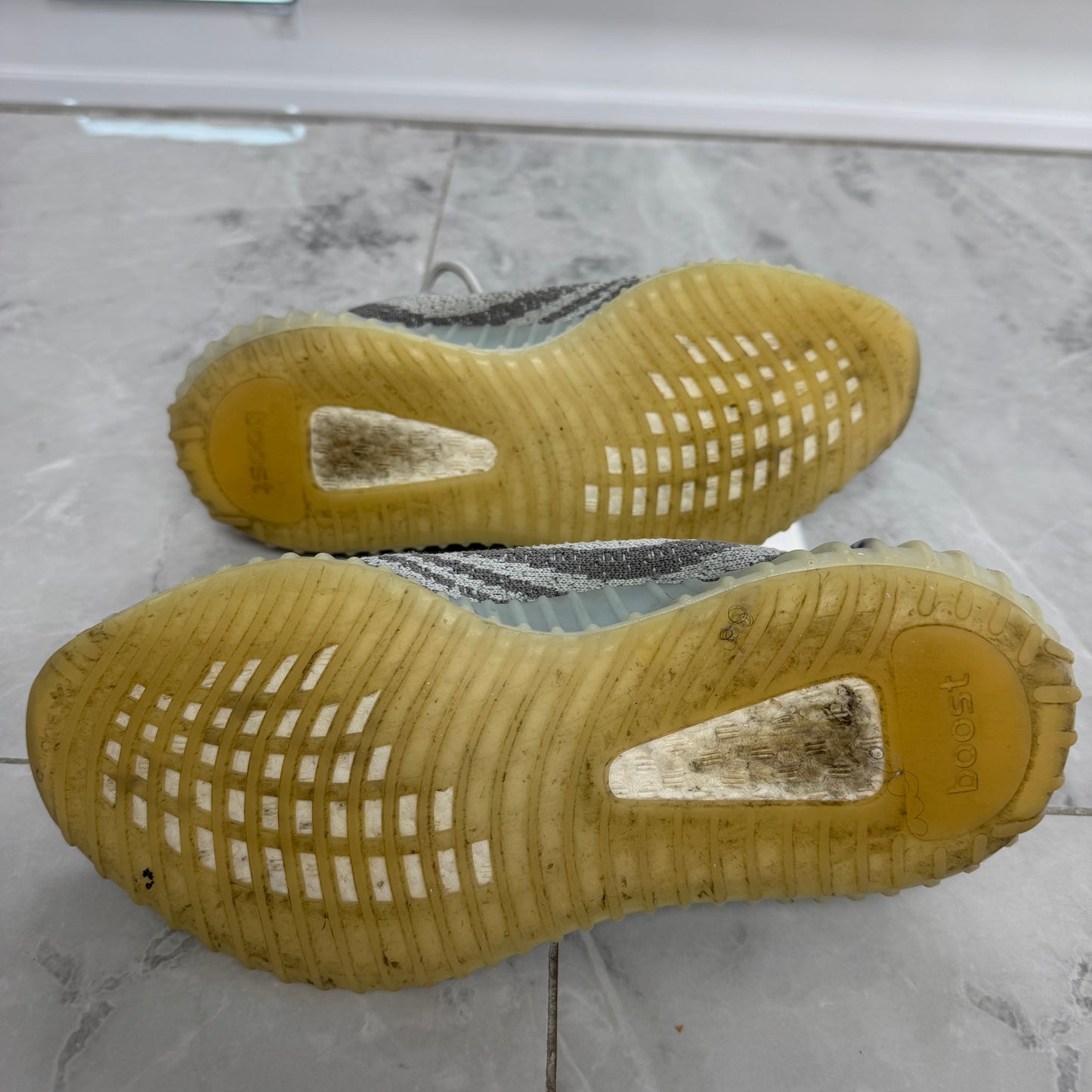 Adidas Yeezy Boost 350 V2 Blue
Tint (USED NO BOX)