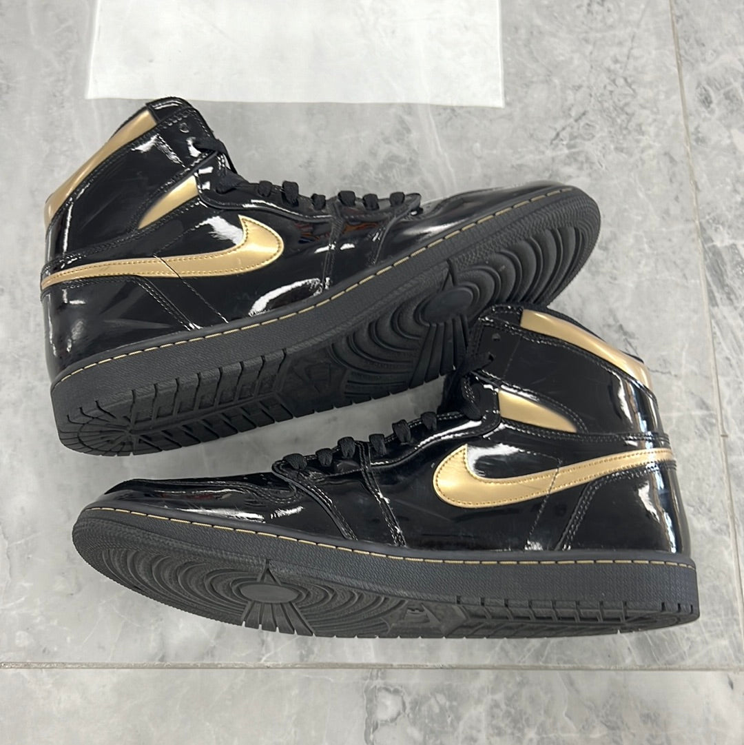 Jordan 1 Retro High Negro Metálico Dorado (Usado Sin Caja)