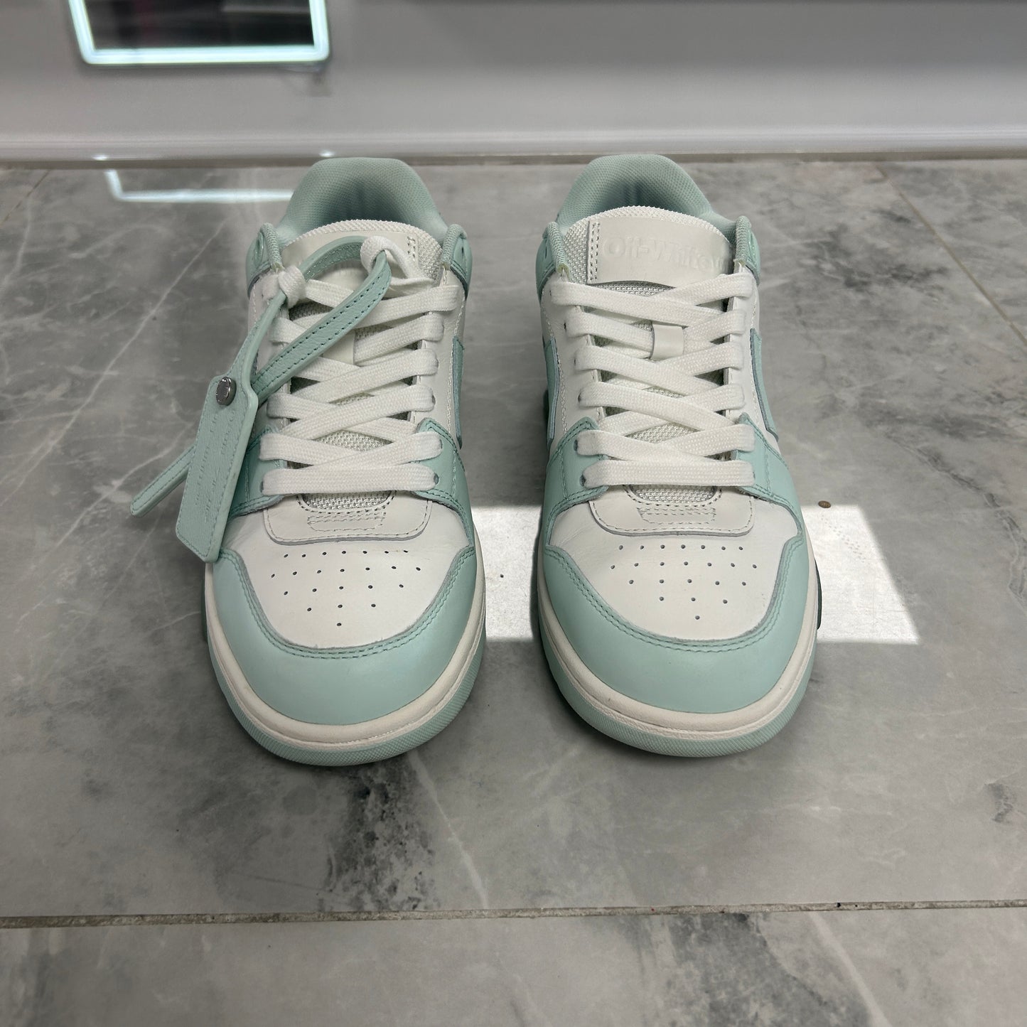 Off-White Out of Office White
Mint (USED NO BOX)