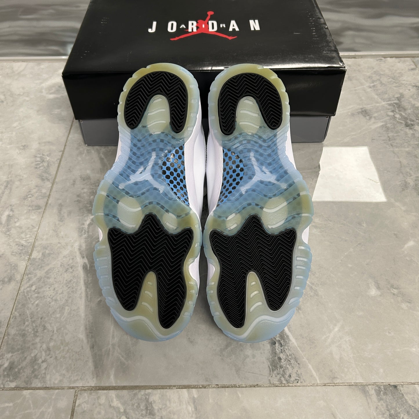 Air Jordan 11 Retro Legend Blue 2024 (USED)