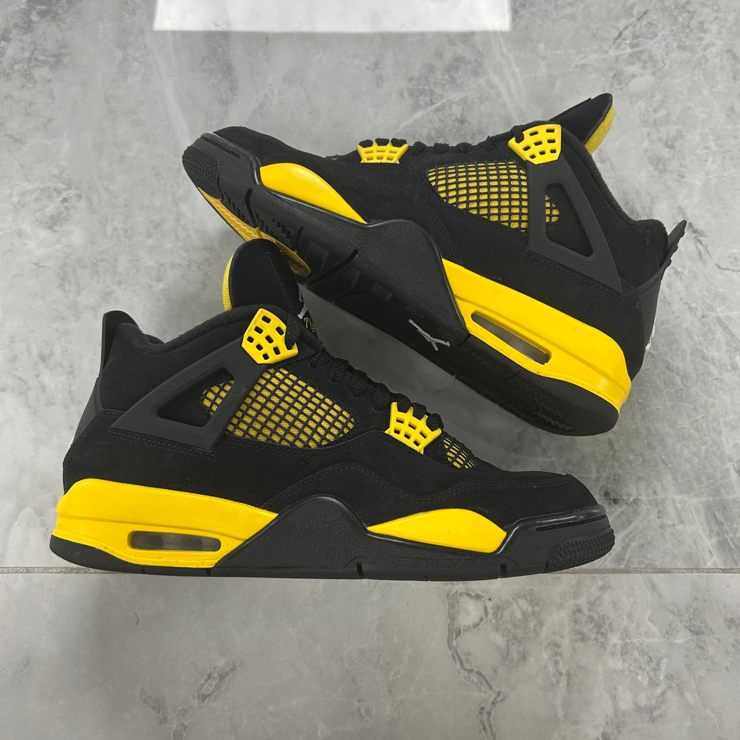Air Jordan 4 Retro 'Thunder' 2023 (USED NO BOX)