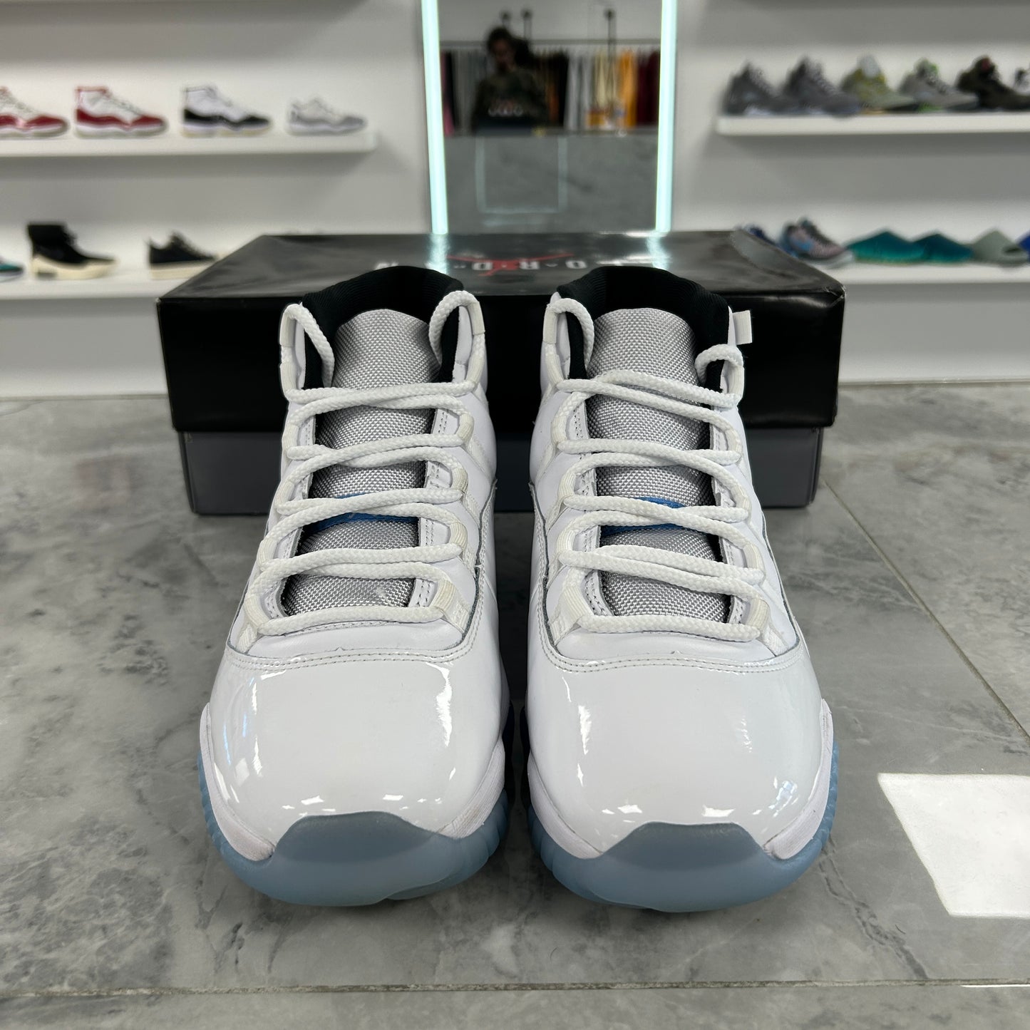 Air Jordan 11 Retro Legend Blue 2024 (USED)