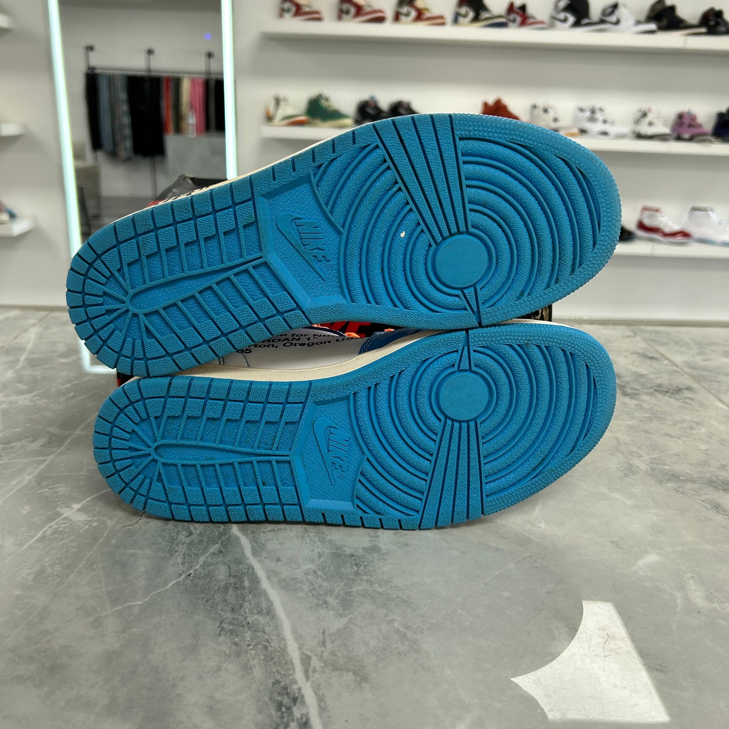Off-White x Air Jordan 1 Retro High UNC - view 6