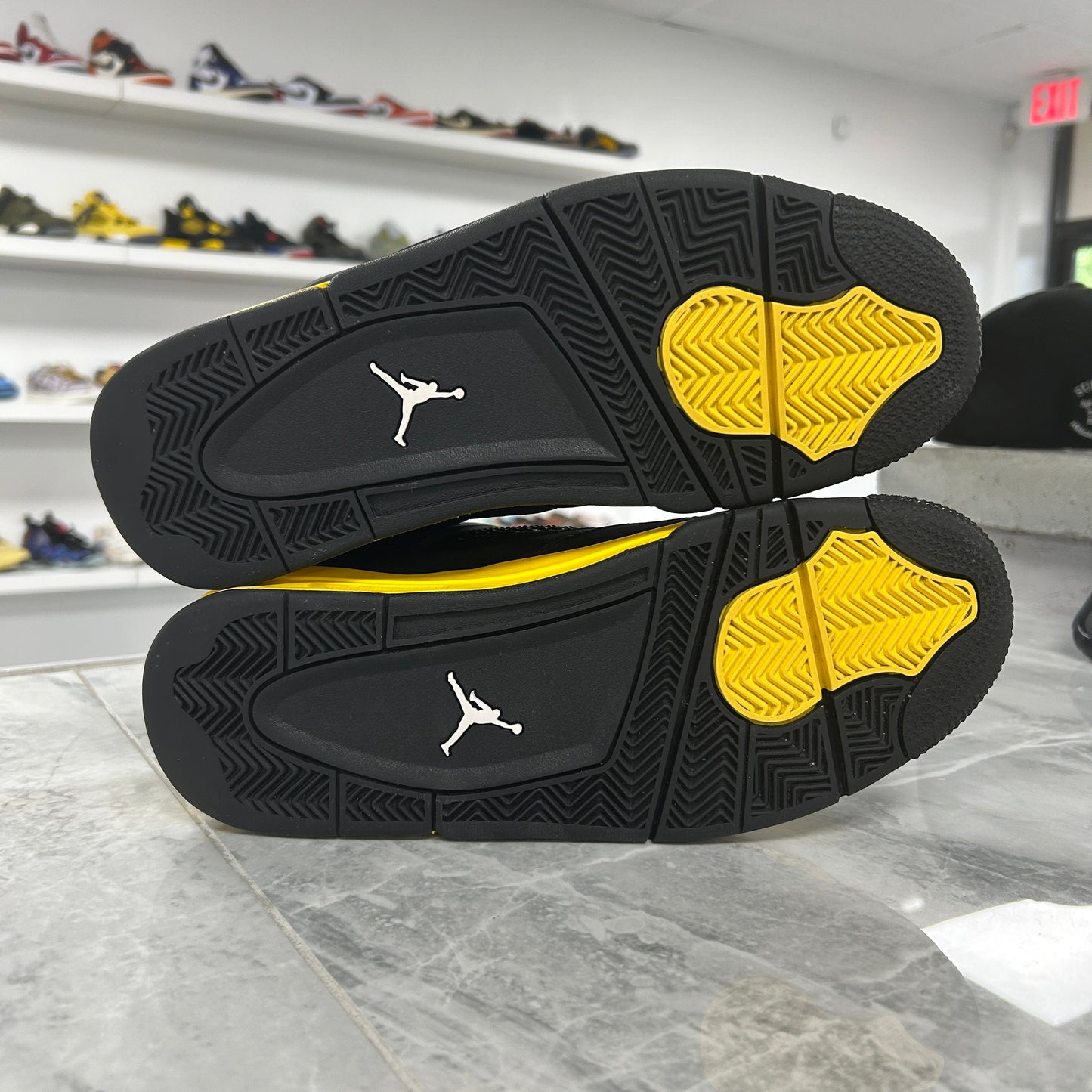 Air Jordan 4 Retro 'Thunder' 2023 (USED NO BOX)