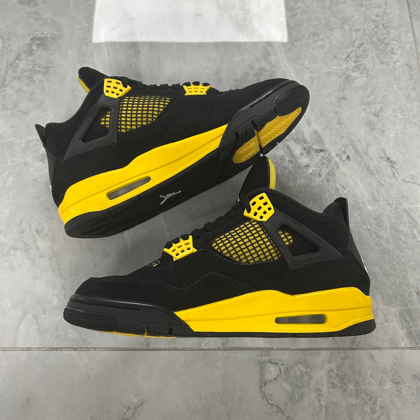 Air Jordan 4 Retro 'Thunder' 2023 (USED NO BOX)