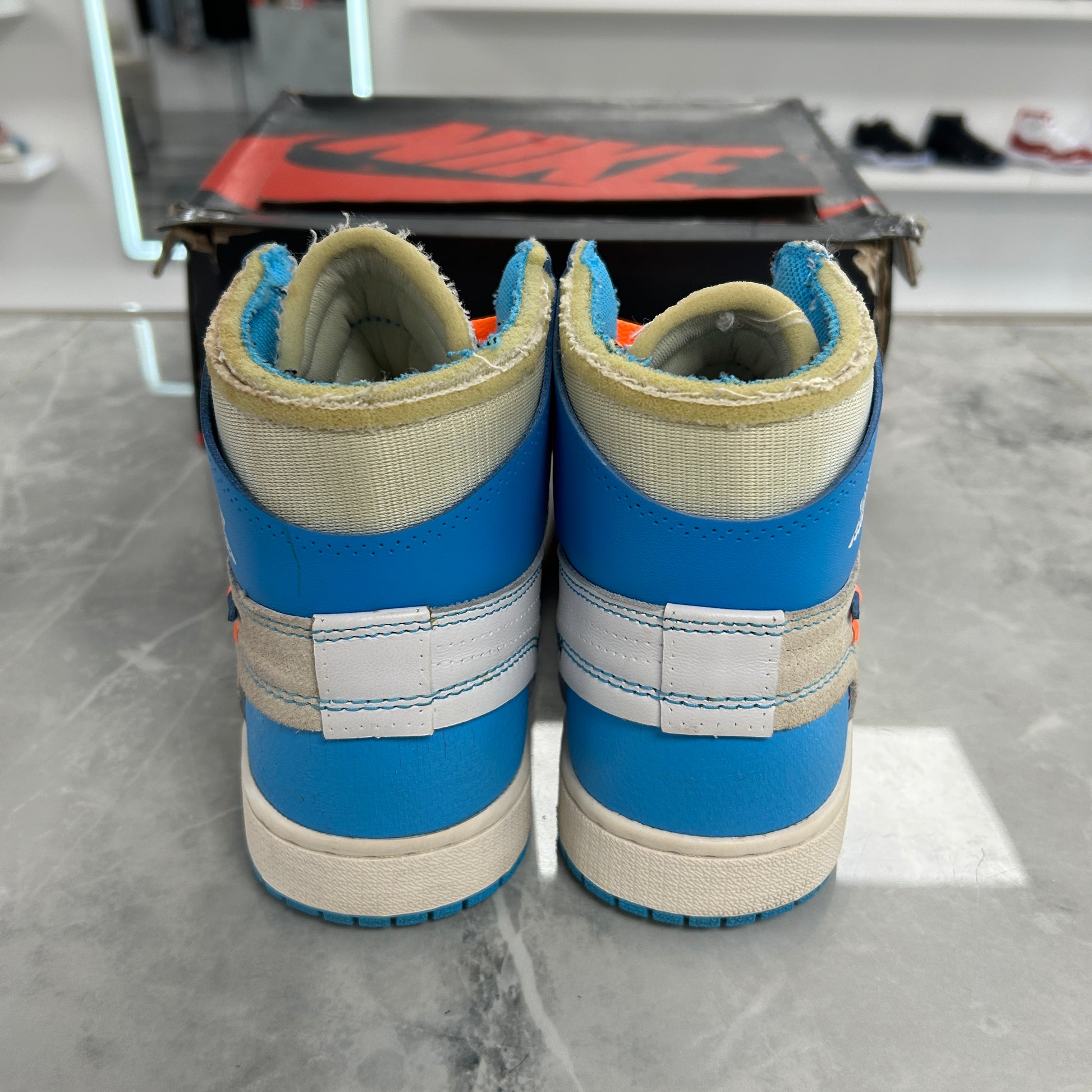 Off-White x Air Jordan 1 Retro High UNC - view 5